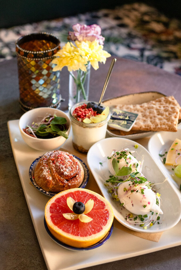 Brunch med grapefrugt, æg, bagværk og små retter på Café Bankeråt