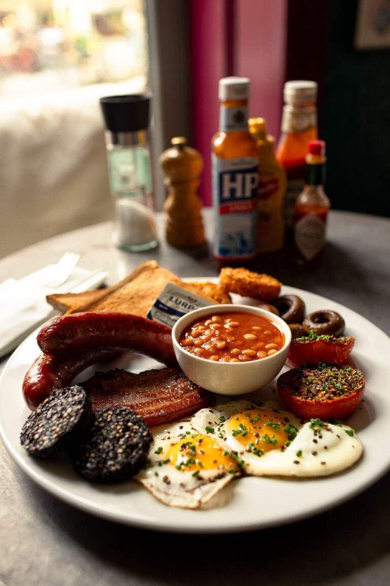 Full English Breakfast med pølser, bacon, bønner, spejlæg og HP-sauce