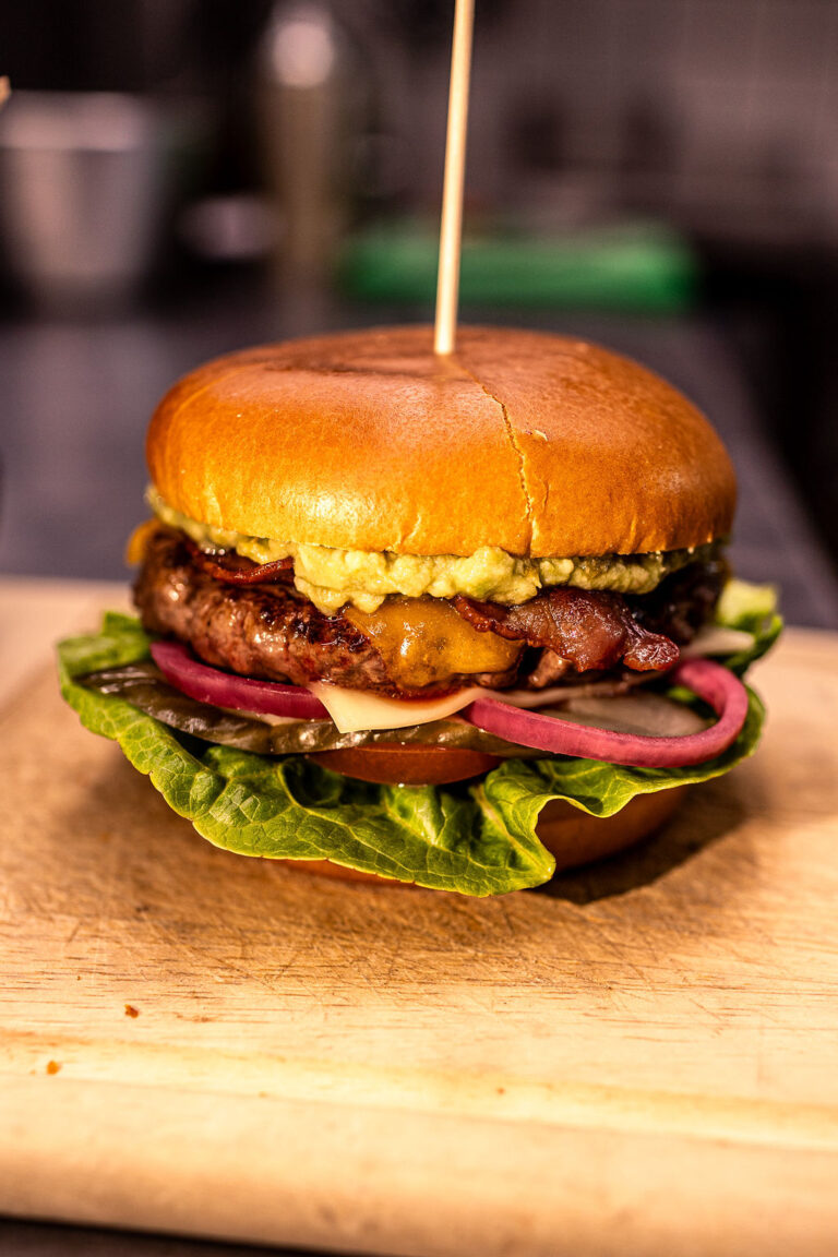 Bankeråt signature burger med briochebolle, bøf, gruyère og syltede rødløg